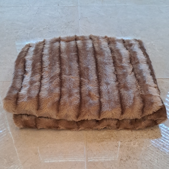 NWOT Plush Faux Fur Throw Blanket
